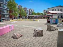 Aukealle torille on sijoiteltu värikkäitä betonisia elementtejä.