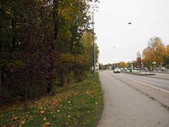 Diakoniapuiston vieressä kulkee tie.