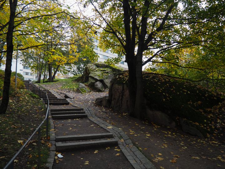 Det finns en stor trappa i Diakoniparken.