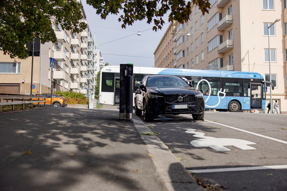 Sähköautojen latausverkoston laajentaminen tukee liikenteen sähköistymistä ja Helsingin ilmastotavoitteita. Maija Astikainen