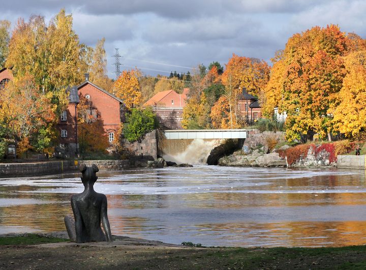 Vanhankaupunginlahti, patsas ja pato syksyisessä värityksessä.
