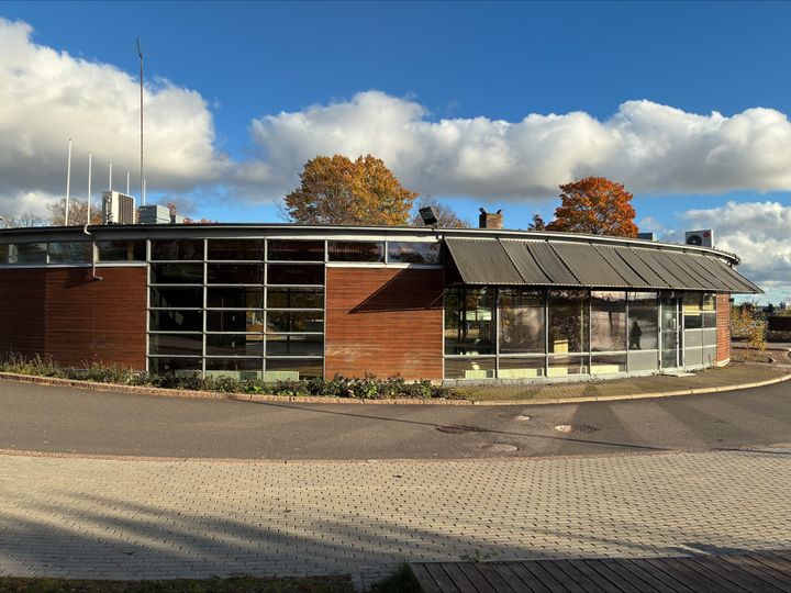 Mustikkamaan paviljonki myydään ravintolakäyttöön. Aikaisemmin rakennuksessa oli Korkeasaaren lipunmyynti.