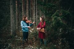 Designmuseon Garden Futures -näyttelyssä voit kuunnella muusikkojen Eva Väljaotsin ja Robbie Sherrattin esittämänä, millaisia tarinoita luonto kertoo tulevaisuudesta.