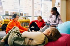 Helsingin kirjastopalveluissa juhlistetaan lapsen oikeuksien viikkoa satu- ja lorutuokioilla, joita järjestetään kirjastoissa ympäri kaupunkia.