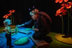 Pieni lapsi on kohtaa teatterimiljöössä ötökäksi pukeutuneen hahmon.