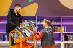 Två biblioteksanställda på Kalasatama bibliotek.