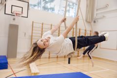Eleven gungar i en gunga i skolans gymnastiksal.