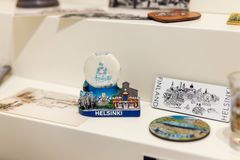 På utställningen Mestor och paikkor kan man besöka en souvenirkiosk som innehåller en färggrann samling souvenirer från olika tider.