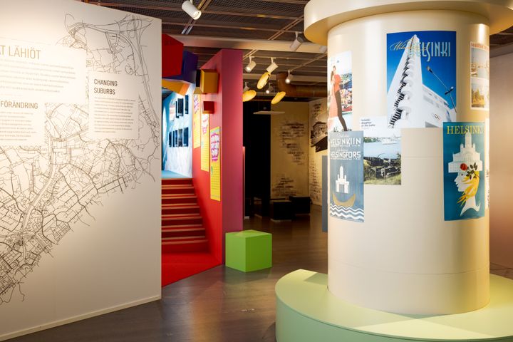 Utställningen Mestor och paikkor vägleder besökaren att upptäcka mångfalden och rikedomen i det byggda och gröna Helsingfors.