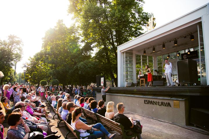 Kesäillassa konserttiyleisöä kuuntelemassa Espan lavalla esiintyvää artistia.