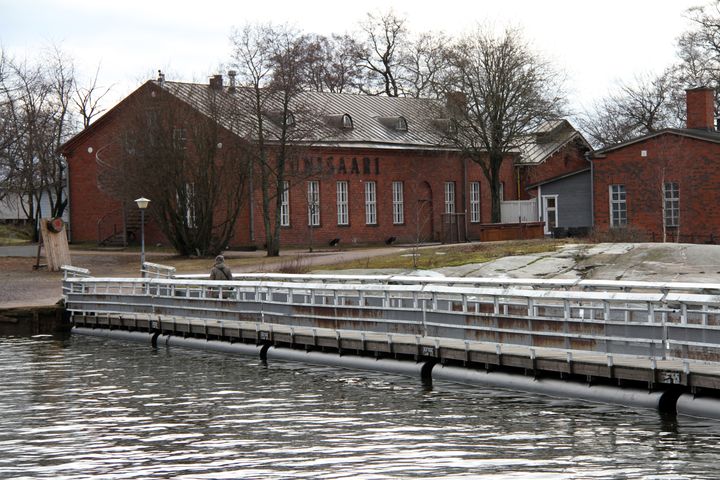 Ponttoonisilta Uunisaaren edustalla.