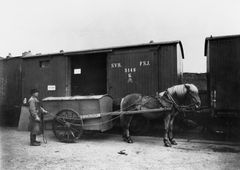 Renhållningsverket i Helsingfors inledde ett så kallat tunnsystem år 1904. Både dass- och skräptunnorna transporterades med hästkärror av specialmodell.