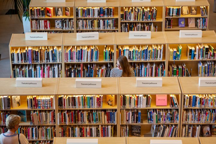 Kirjastoasiakkaita Herttoniemen kirjastossa Helsingissä.