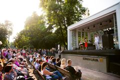 Esplanadstredan i hjärtat av Helsingfors bjuder på gratisprogram hela sommaren - fem dagar i veckan.