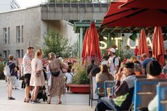 Yleisö seuraa konserttia Stoan aukiolla.