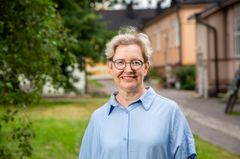 Tuottaja Anna Finnilä Duunarimuseon pihalla Alppilassa
