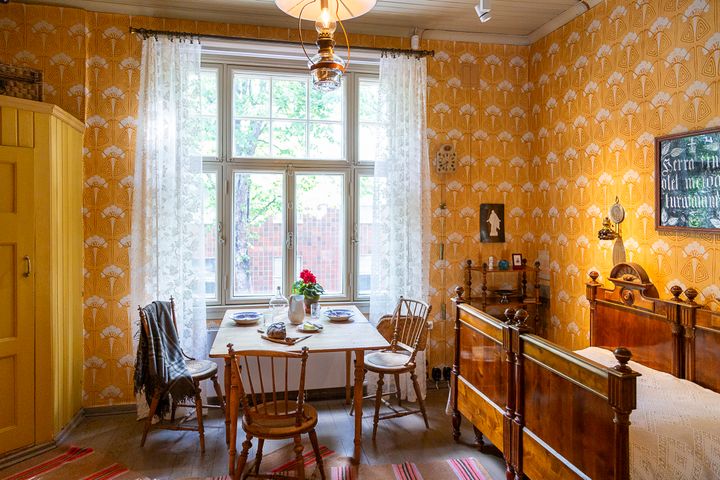 Donarmuseets nio små spisrum är inredda som hem från olika tidsperioder, med interiörer som berättar om arbetarfamiljers glädjeämnen och sorger i 1900-talets Helsingfors.