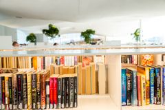 Centrumbiblioteket Odes bokhyllor.