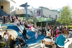 Människor son  tillbringar tid på Kantsun Kyläjuhlat framför Kanneltalo.