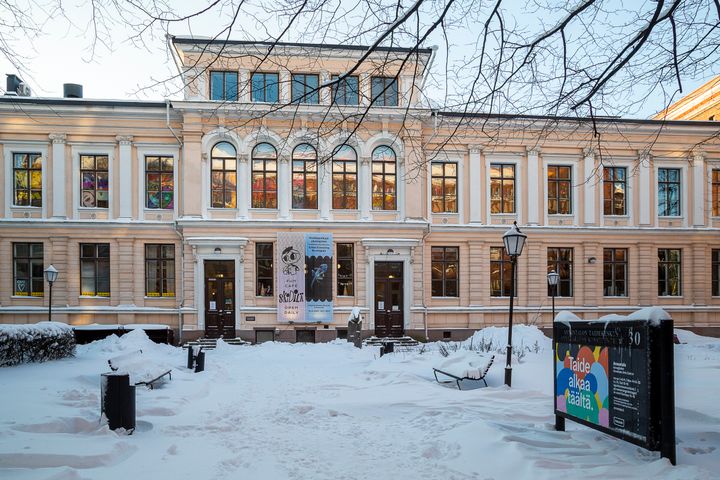 Bilden visar Annantalo från ingångssidan i ett snöigt landskap.