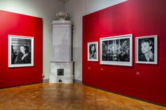 Stefan Bremers fotografier i Villa Hagasund.