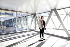 E. L. Karhu seisoo valoisassa käytävässä.