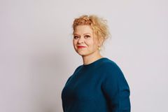 Kirjailija Elli Salon kasvokuva.