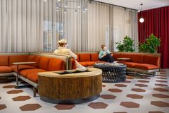 Kaksi henkilöä istuu Helsingin kaupunginmuseon Kuvaselaamossa.