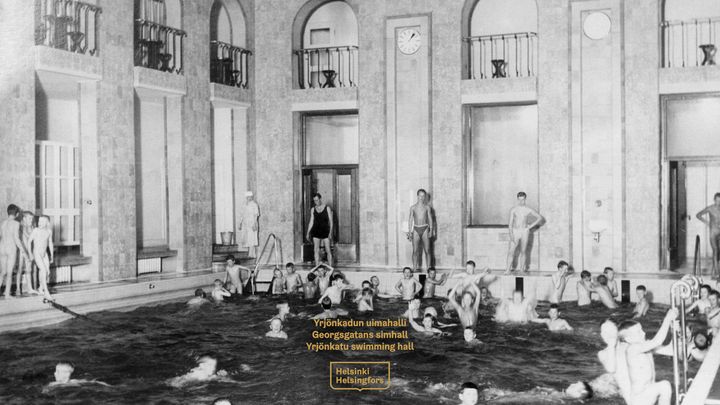 Historiallisen vanha valokuva Yrjönkadun uimahallista.