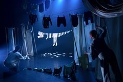 Kläder som hänger på tvättlinan väcks till liv i Company Portmanteaus senaste verk PYYKKI – Lost in Laundryland. Föreställningen belönades med Pikku ITU-priset 2025 och har skapats i samarbete med bildkonstnären Helga Stentzel.