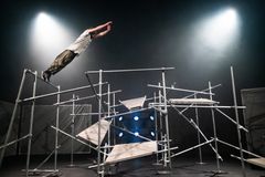 I norska HeinCos verk Uventa (det oväntade) utmanar två parkourutövare tyngdkraften och varandra på en konstruktion av enorma metallrör.