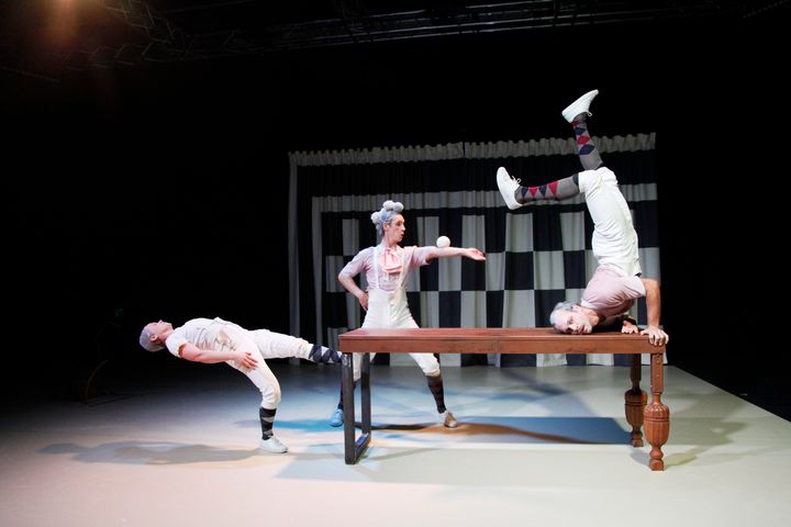 Dans, mim och akrobatik flätas samman i den svenska ensemblen Claire Parsons Co:s föreställning Dust som handlar om drömmar, minnen och alternativa verkligheter.