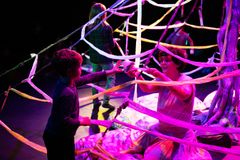 I den isländska konstnären Aude Bussons inklusiva verk Manndýr får vi höra barns egna tankar om livets stora frågor. Manndýr har spelats över 60 gånger på teatrar och i skolor på Island, i Frankrike och i Norge.