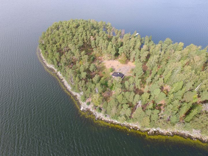 Takvedaholmen ligger i östra Helsingfors, väster om Kallviksudden och söder om Havsrastböle. Den ligger en relativt kort och skyddad kanot- eller roddtur från Nordsjö.