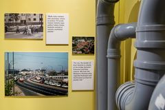 Näyttelyssä pohditaan lähiön käsitettä.