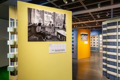 På utställningen kan du bekanta dig med olika byggnadstyper för bostadshus från 1940-talet till 2000-talet. Utställningen har sex olika förortsbyggnader.