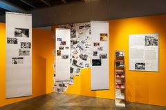 Besökaren får utforska sina egna föreställningar om förorterna i ljuset av tidningsrubrikerna och människornas erfarenheter i förorten