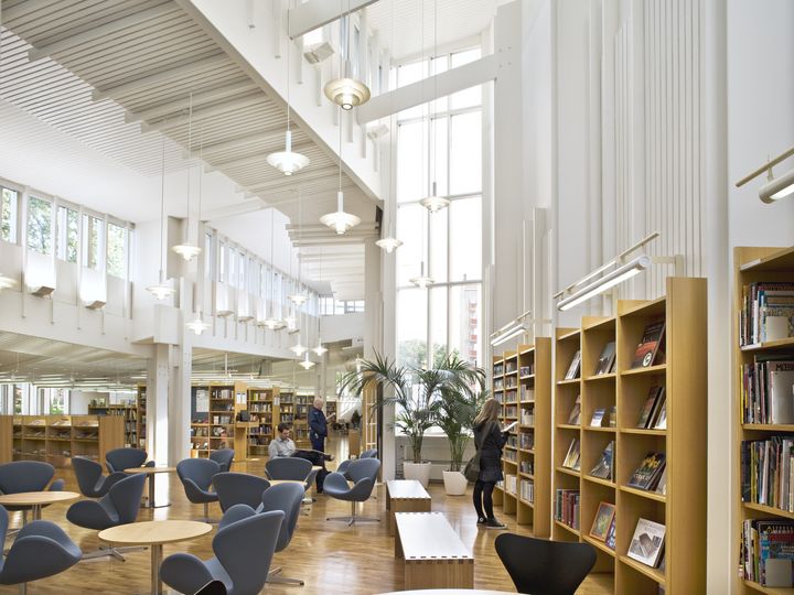 Interiörvy av Vallgårds bibliotek.
