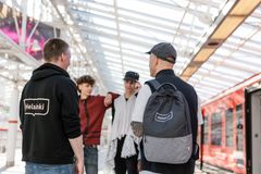 Kaksi nuorisotyöntekijää juttelee nuorille metroasemalla.