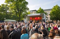 Esplanadestraden kallas i folkmun Espenscenen och bjuder helsingforsare och besökare på program i genomsnitt fem dagar i veckan – hela sommaren, helt gratis.