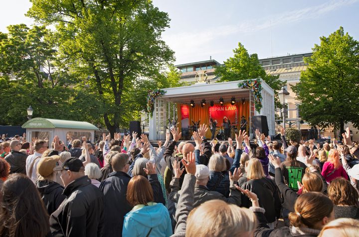 Esplanadestraden kallas i folkmun Espenscenen och bjuder helsingforsare och besökare på program i genomsnitt fem dagar i veckan – hela sommaren, helt gratis.