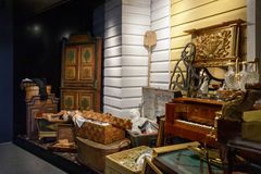 År 1812 blev Helsingfors huvudstad i storfurstendömet Finland dit många olika slags människor började flytta. I flyttlasset finns herrskapets fina möbler, målningar och vaser, men även hantverkares verktyg samt tjänstefolkets drängskåp och skäppan.
