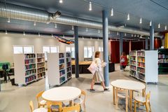 Busholmens bibliotek stänger från och med den 26 juni på grund av golvrenovering.