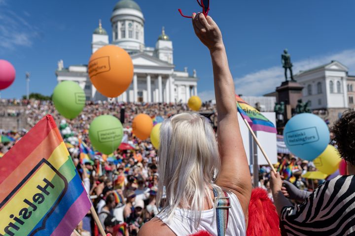 Ihmisiä juhlimassa Helsinki Pride -viikkoa Senaatintorilla.