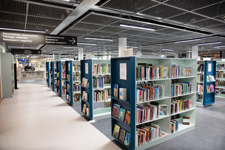 Bild på ett bibliotekssal med bokhyllor fyllda med böcker.