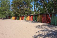 Värikkäät uimakopit Pihlajasaaren uimarannalla.