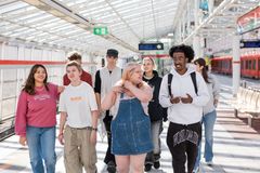 Nuoria kävelemässä metroasemalla.