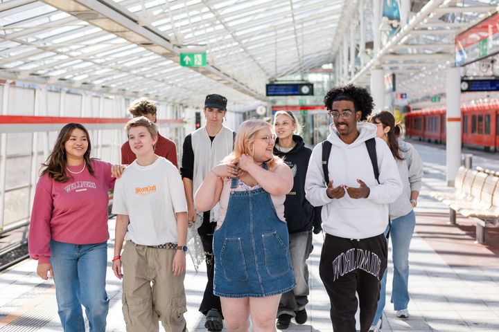 Nuoria kävelemässä metroasemalla.