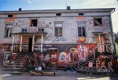 Lyhyen aikaa Toisella linjalla toiminut Kill City oli yksi ensimmäisistä punkkareiden tukikohdista. Vaikka monet kaupunkia elävöittäneet punkpaikat löytyvät enää vanhoista valokuvista, vallataan niiden tilalle uusia koko ajan. Kill City tyhjeni elokuun lopussa 1979 – Lepakko oli vallattu viikkoa aiemmin.