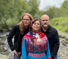 Konserten Giitu – Kiitos på Savoy-teatern den 6 november är öppningskonserten för utställningen Gemensam by. På bilden är gruppen Áššu.